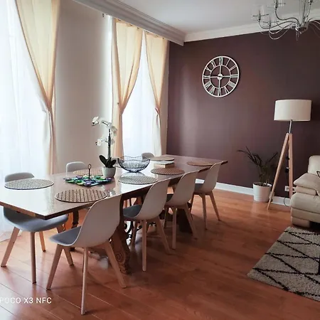 Apartamento 157m2, 4 Chambres, 4 Salles De Bains, 2 Wc, 2 Parkings En Hypercentre *