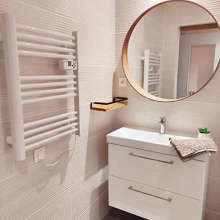 Apartment 157m2, 4 Chambres, 4 Salles De Bains, 2 Wc, 2 Parkings En Hypercentre Valence (Drome)