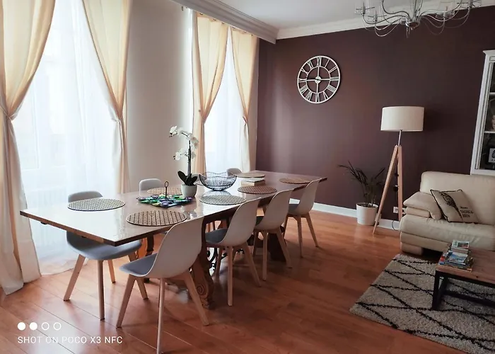 아파트 157m2, 4 Chambres, 4 Salles De Bains, 2 Wc, 2 Parkings En Hypercentre *